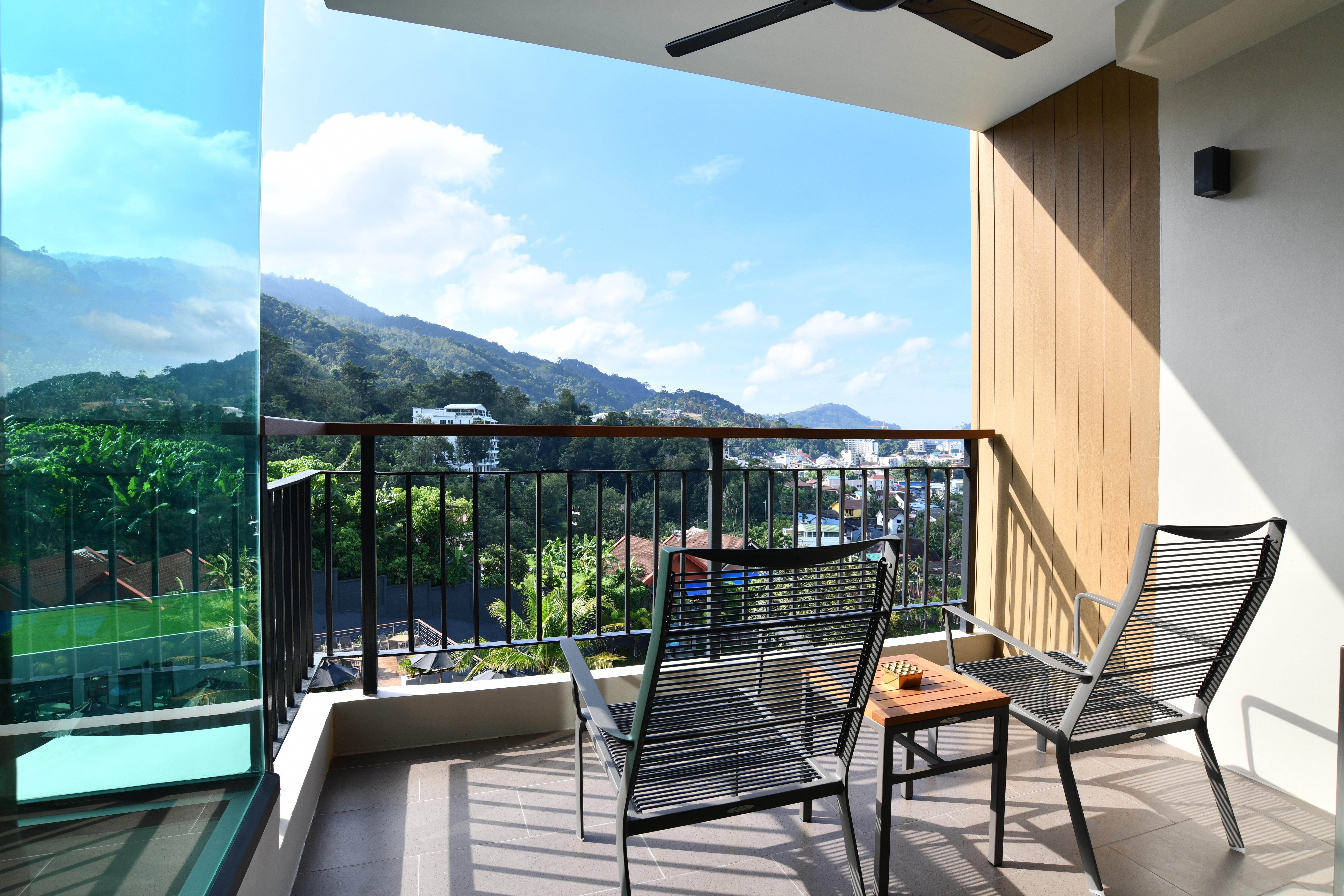 SKYVIEW Resort Phuket Patong Beach - SHA Extra Plus Exterior foto A balcony