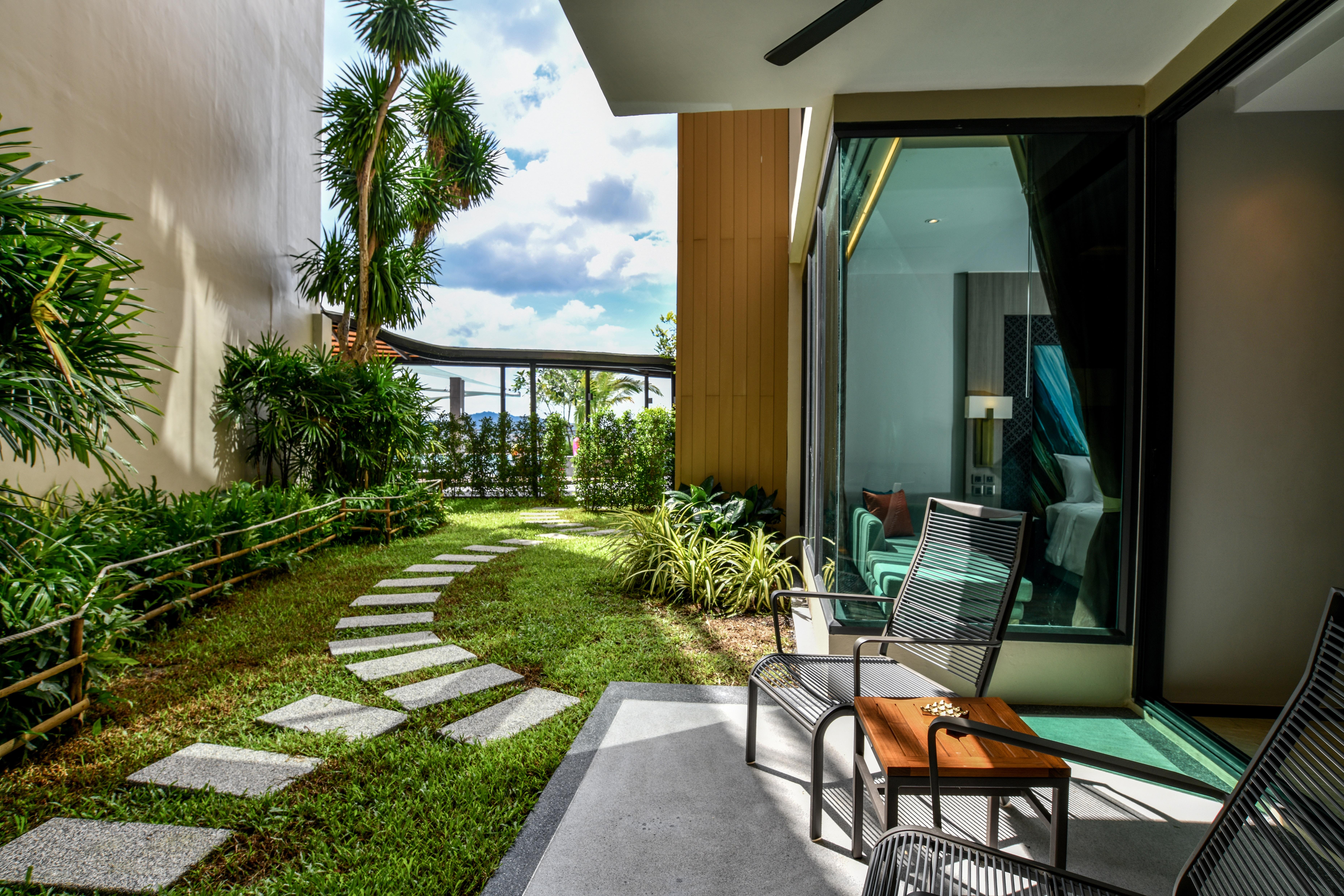 SKYVIEW Resort Phuket Patong Beach - SHA Extra Plus Exterior foto The private garden of a suite at the hotel