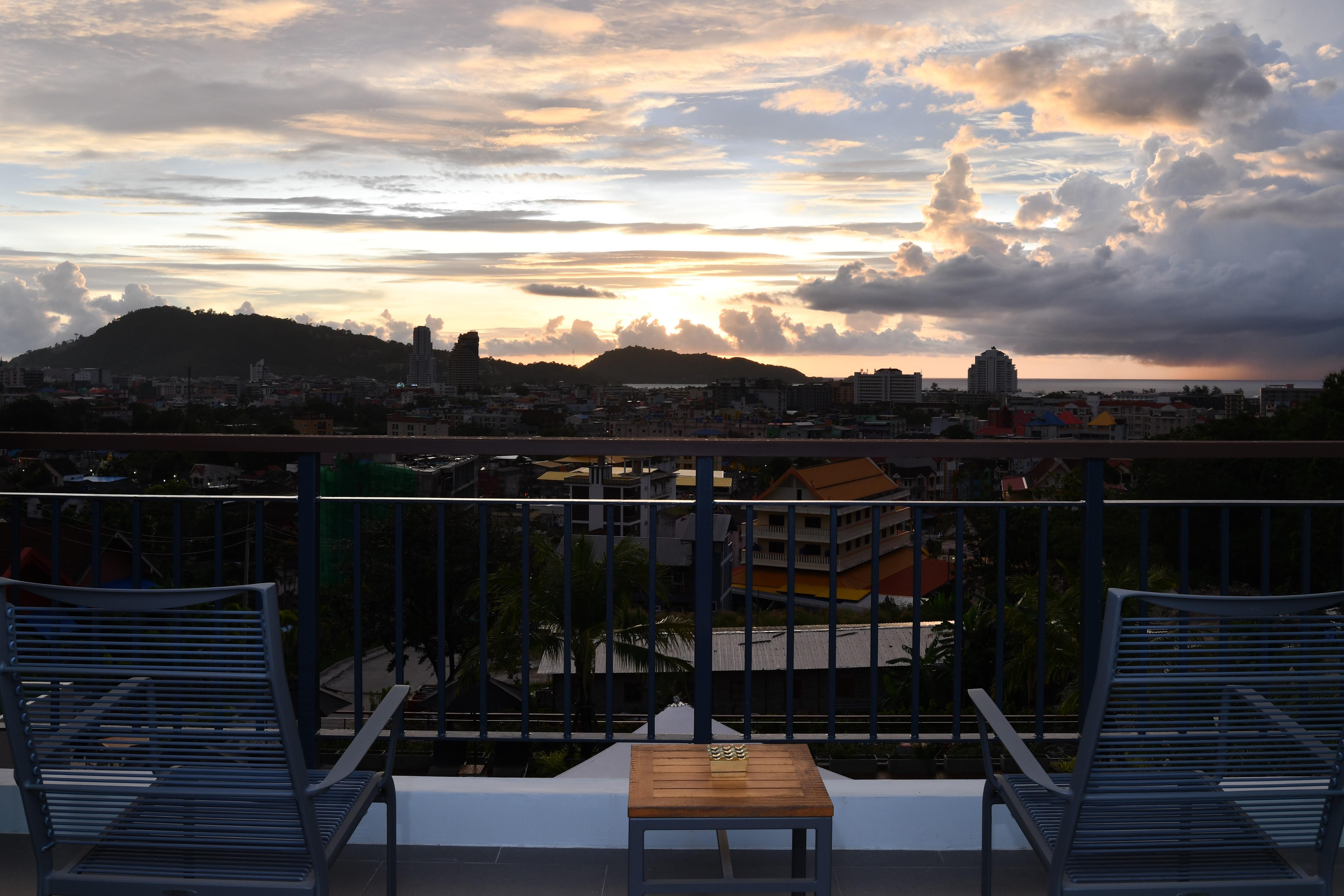SKYVIEW Resort Phuket Patong Beach - SHA Extra Plus Exterior foto Sunset at the University of the West Indies Cave Hill Campus