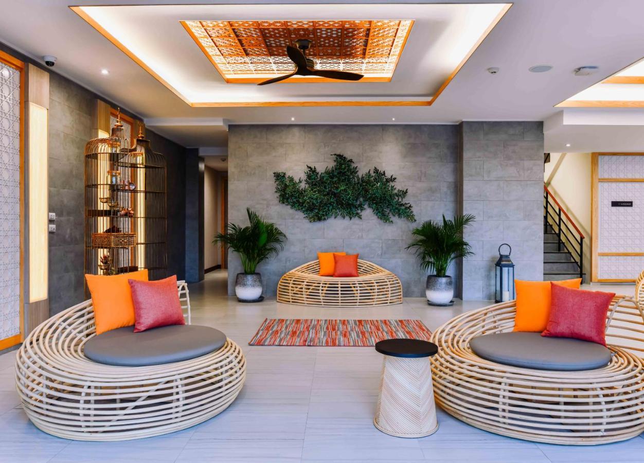 SKYVIEW Resort Phuket Patong Beach - SHA Extra Plus Exterior foto The lobby of the resort