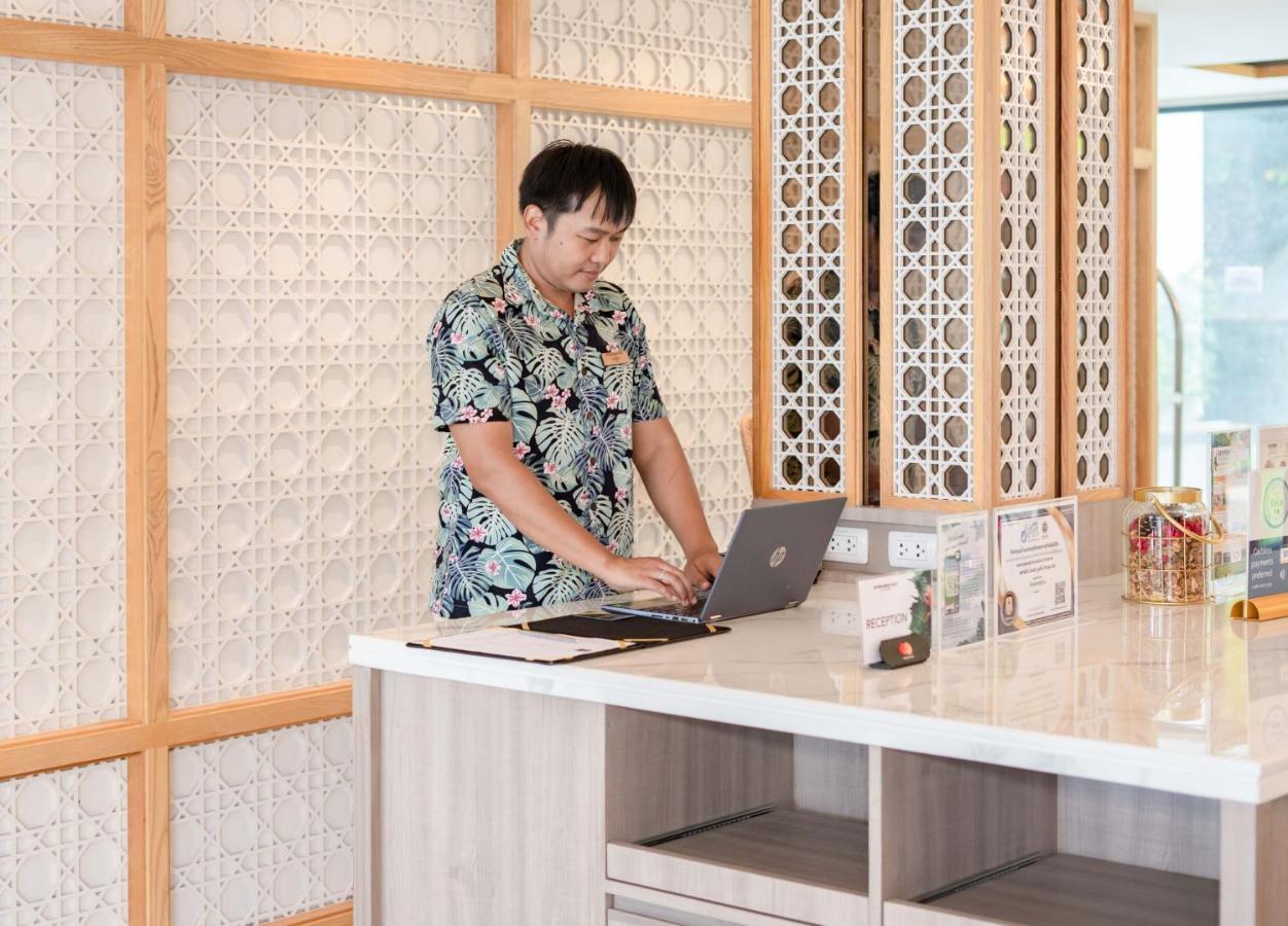 SKYVIEW Resort Phuket Patong Beach - SHA Extra Plus Exterior foto A student working at the library