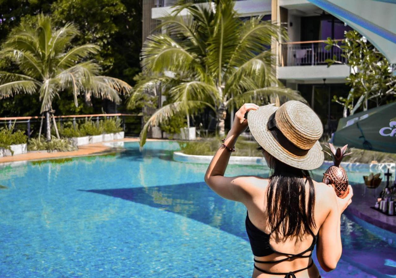 SKYVIEW Resort Phuket Patong Beach - SHA Extra Plus Exterior foto A woman at a pool