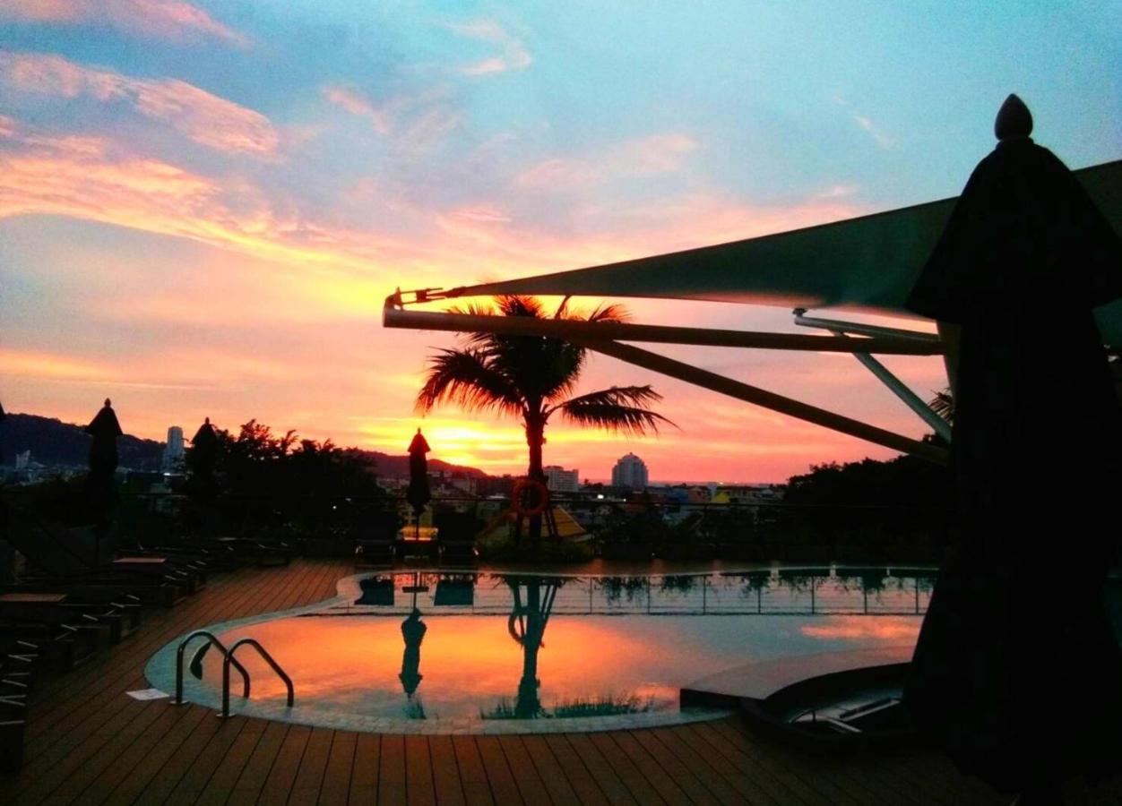 SKYVIEW Resort Phuket Patong Beach - SHA Extra Plus Exterior foto Sunset at the pool