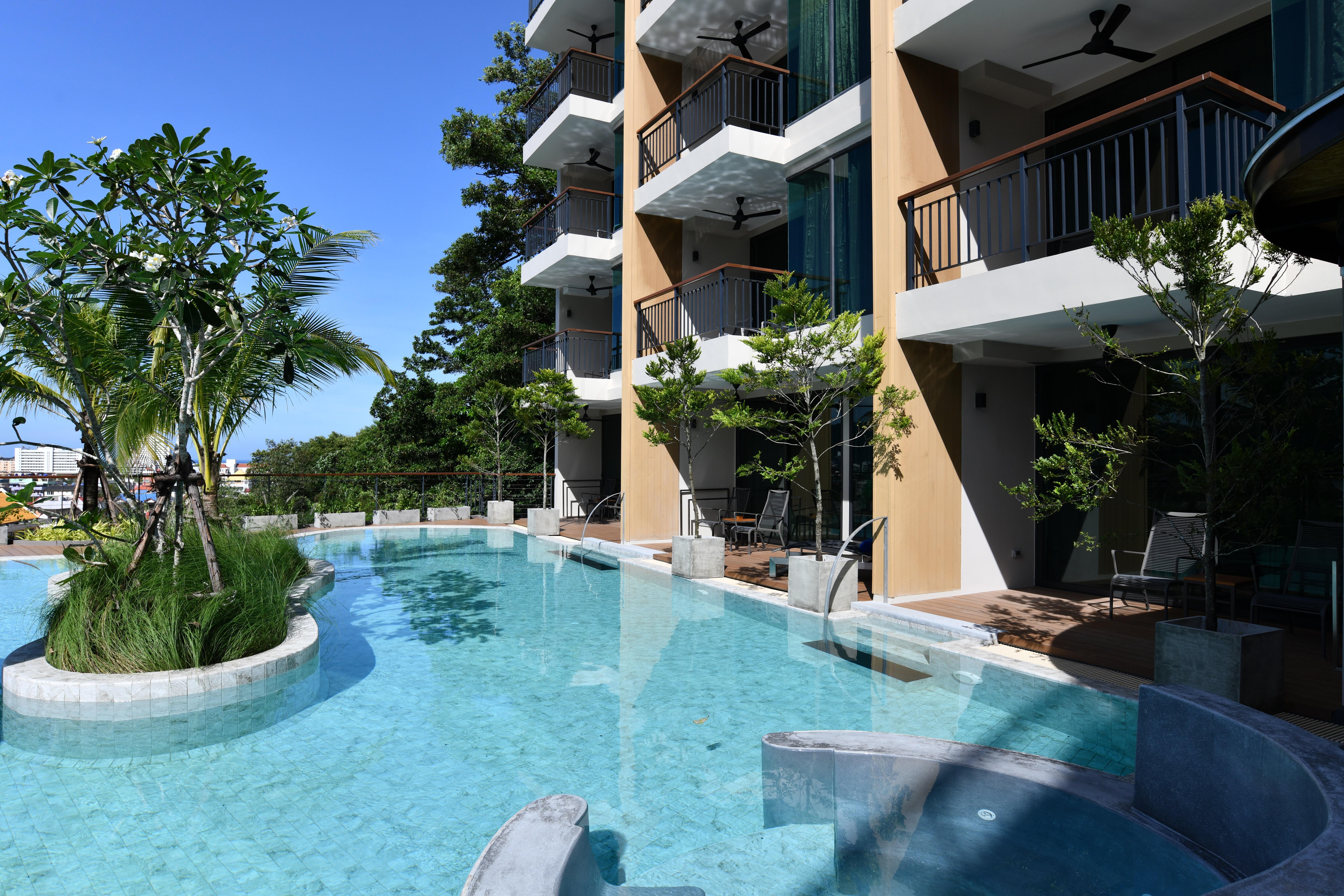 SKYVIEW Resort Phuket Patong Beach - SHA Extra Plus Exterior foto The swimming pool at the hotel