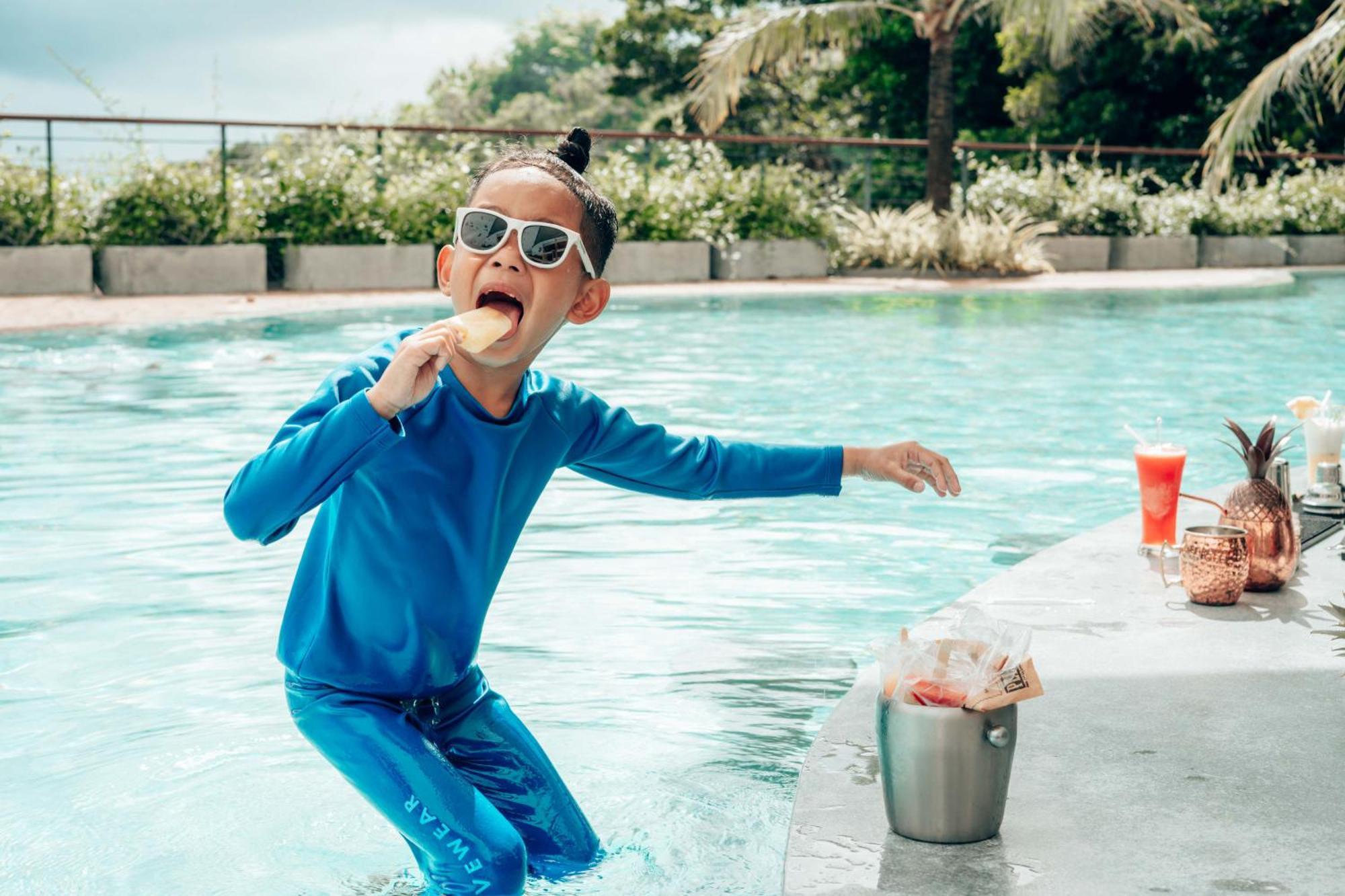 SKYVIEW Resort Phuket Patong Beach - SHA Extra Plus Exterior foto A child wearing a rash guard