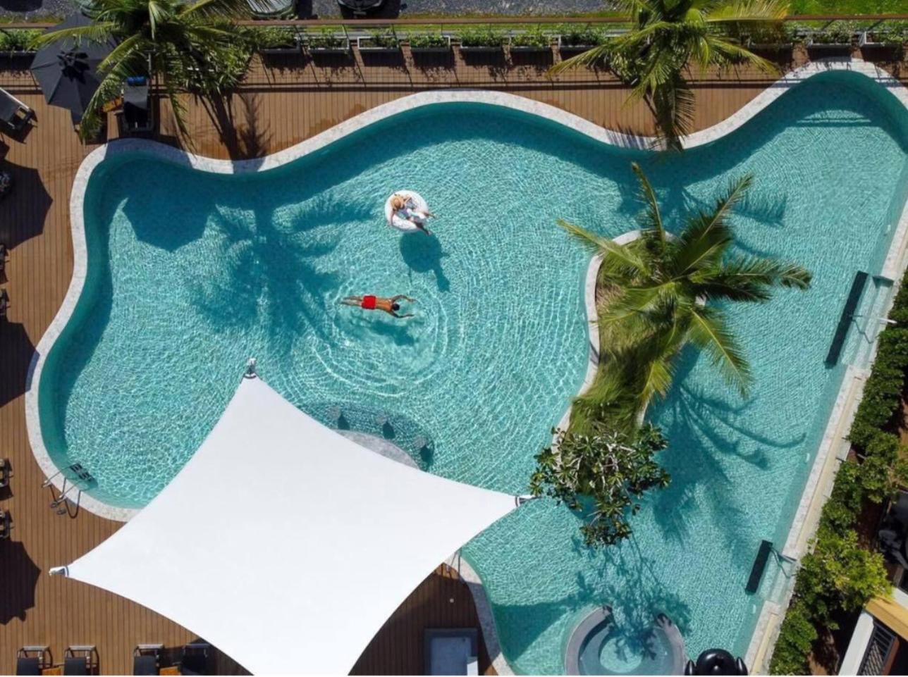 SKYVIEW Resort Phuket Patong Beach - SHA Extra Plus Exterior foto Aerial view of the pool at the Hotel