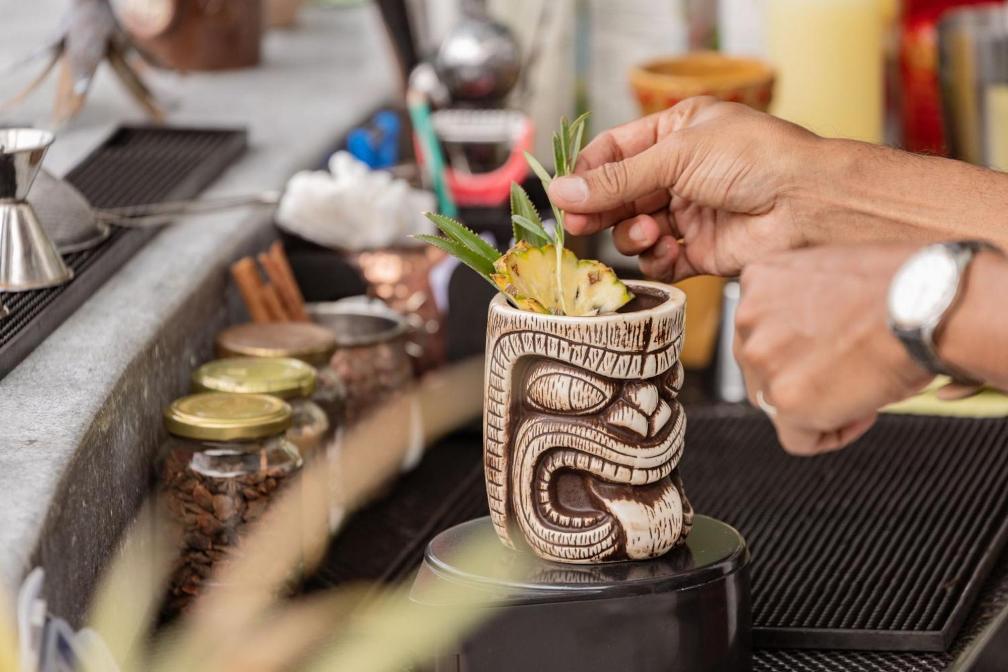 SKYVIEW Resort Phuket Patong Beach - SHA Extra Plus Exterior foto A tiki drink being garnished