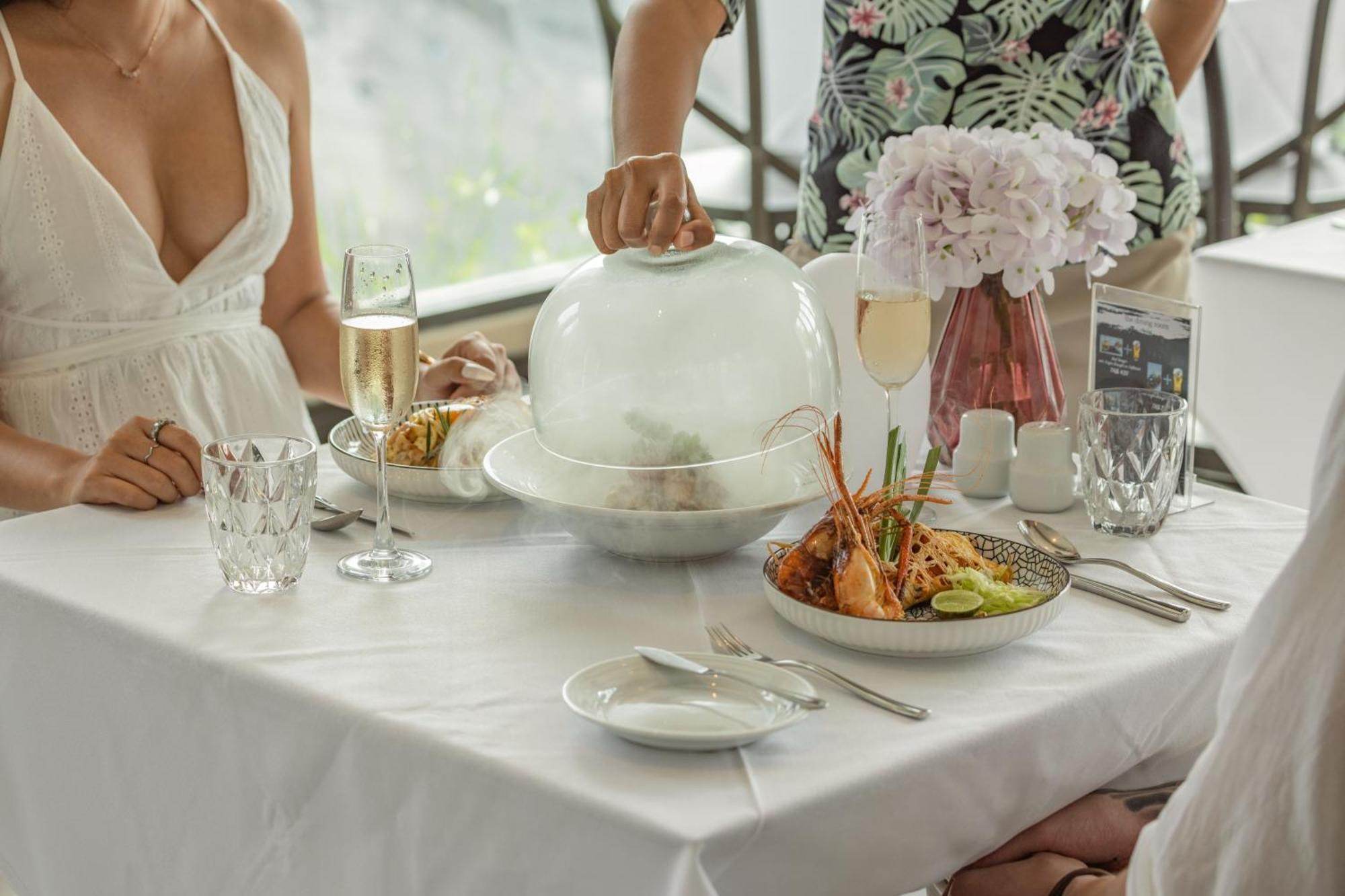 SKYVIEW Resort Phuket Patong Beach - SHA Extra Plus Exterior foto A restaurant in the Maldives
