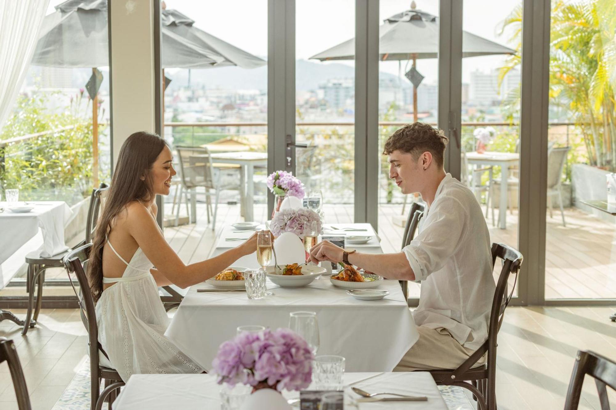 SKYVIEW Resort Phuket Patong Beach - SHA Extra Plus Exterior foto The Terrace