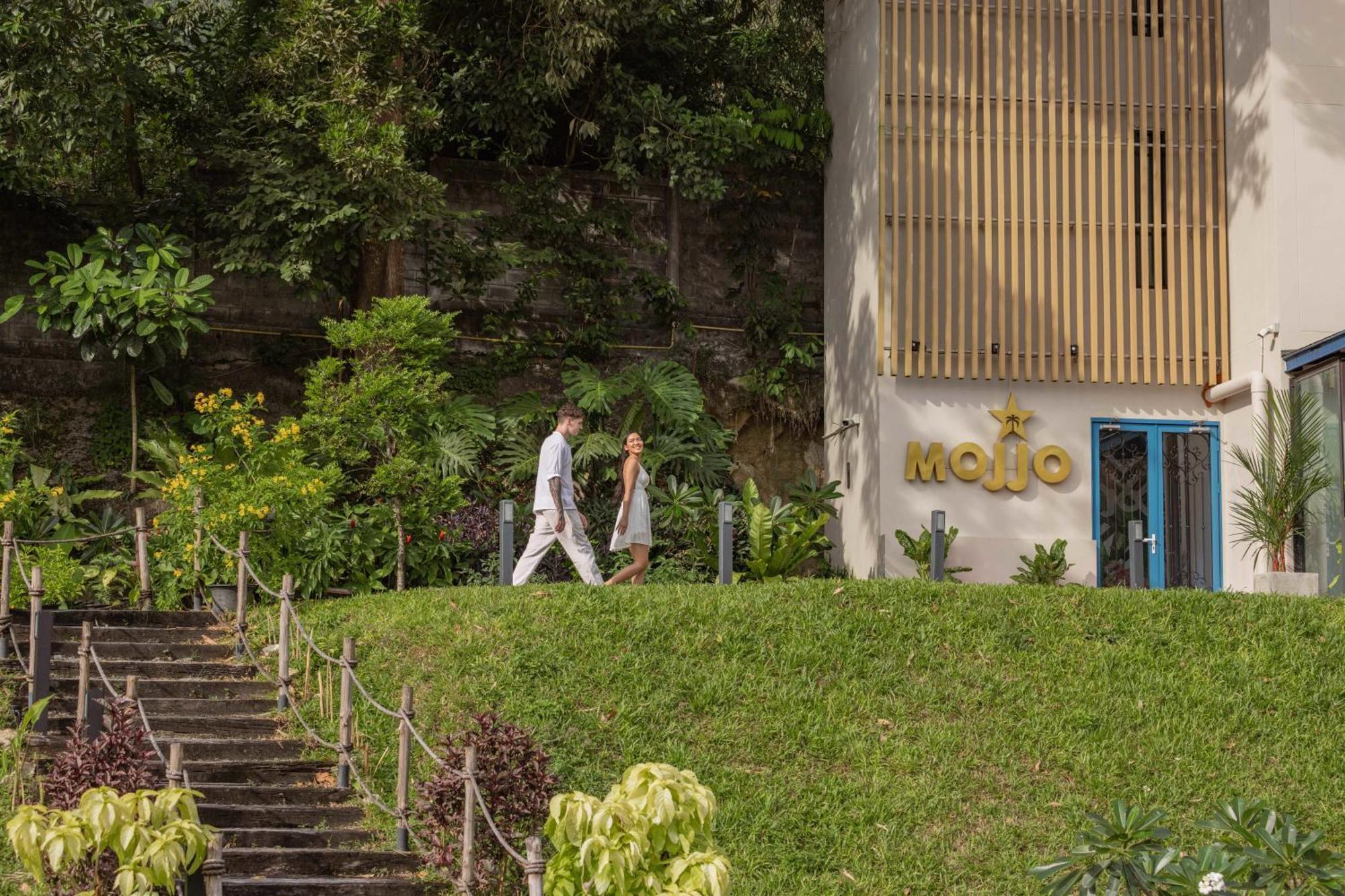 SKYVIEW Resort Phuket Patong Beach - SHA Extra Plus Exterior foto The entrance to the MoJo