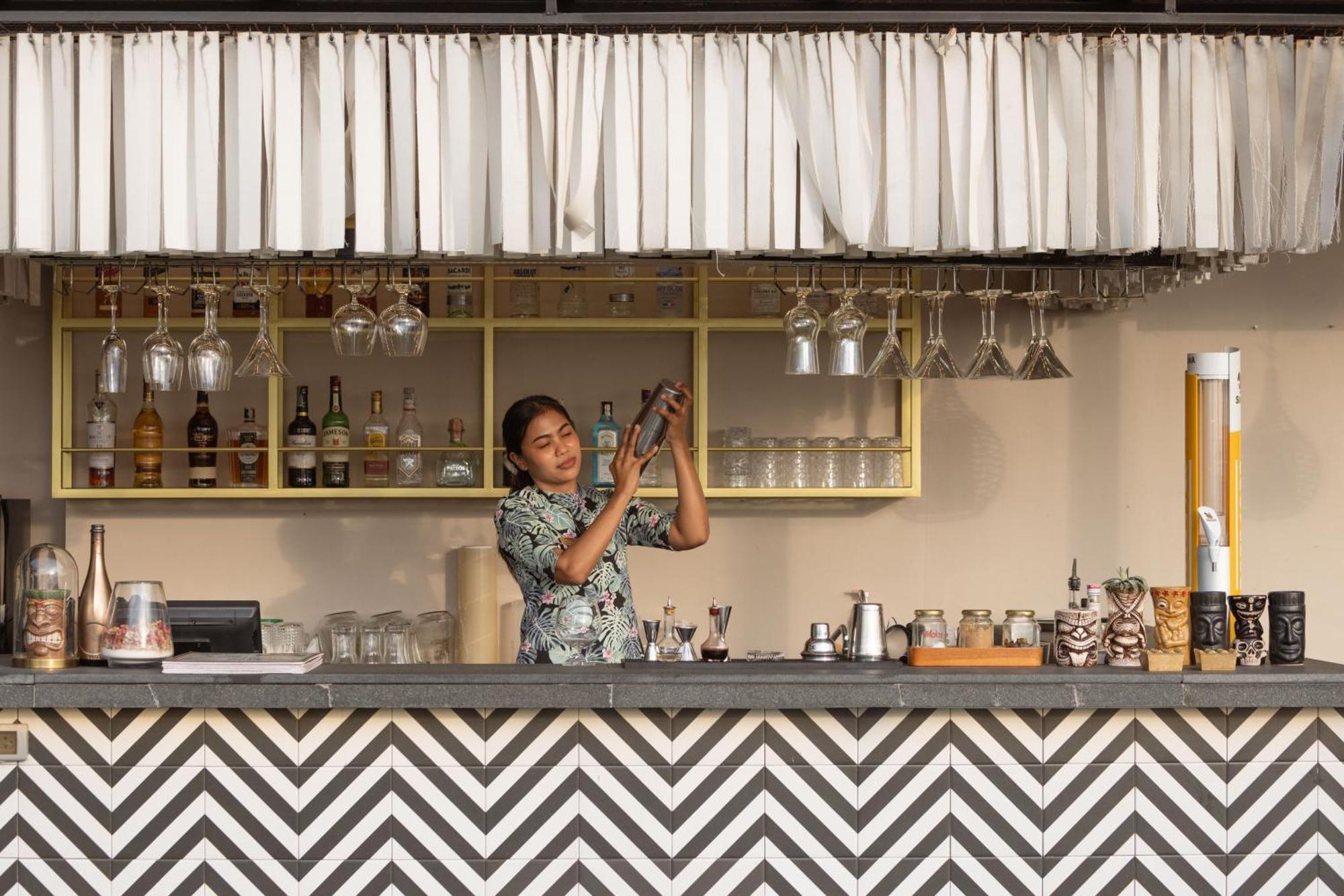 SKYVIEW Resort Phuket Patong Beach - SHA Extra Plus Exterior foto A bartender at work