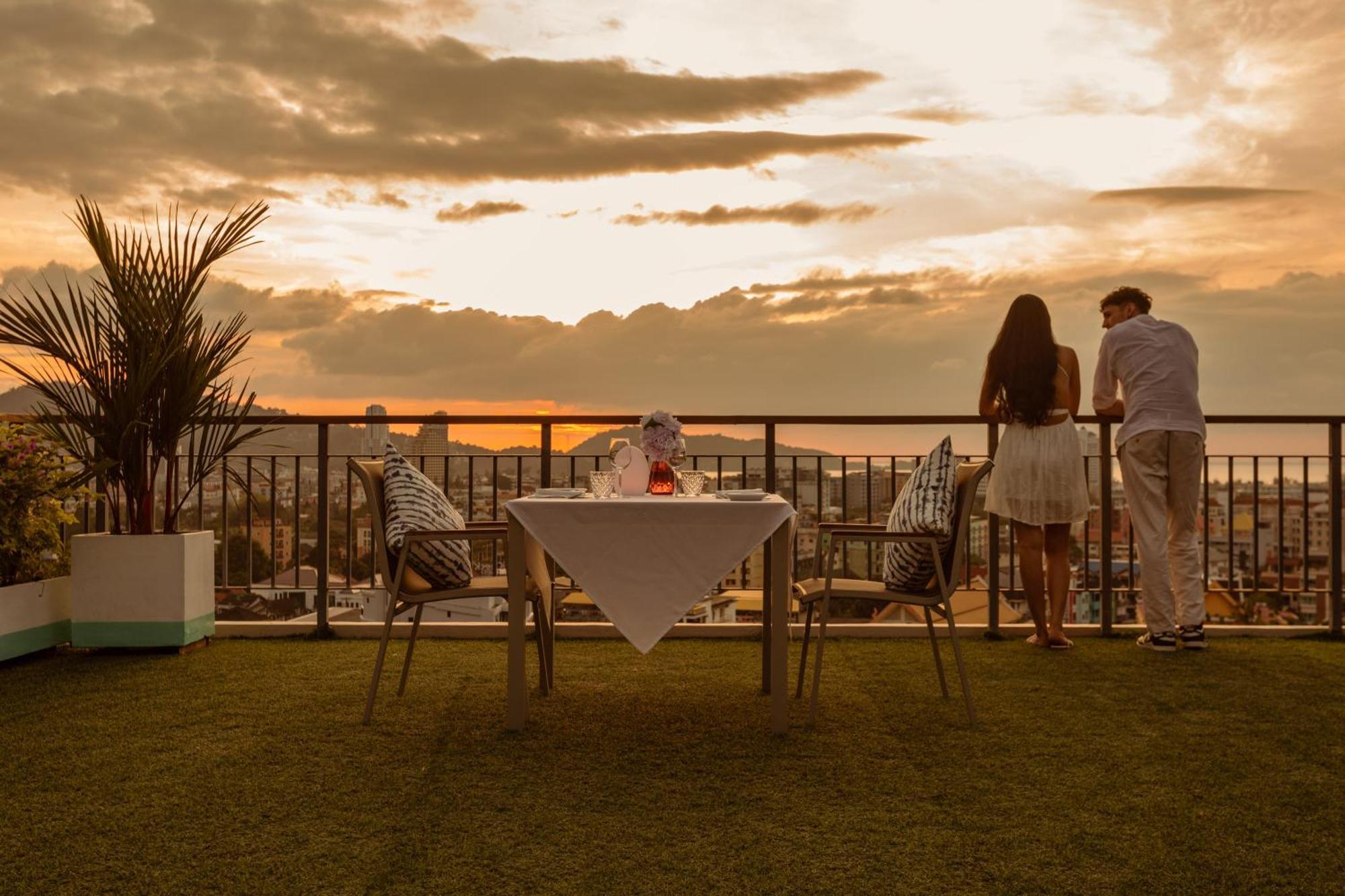 SKYVIEW Resort Phuket Patong Beach - SHA Extra Plus Exterior foto Rooftop bar