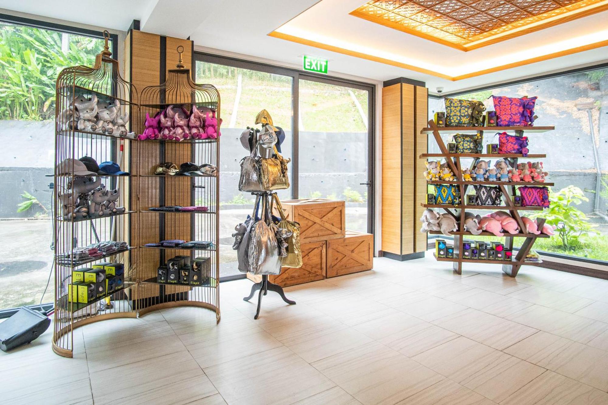 SKYVIEW Resort Phuket Patong Beach - SHA Extra Plus Exterior foto The gift shop at the Butterfly in the City