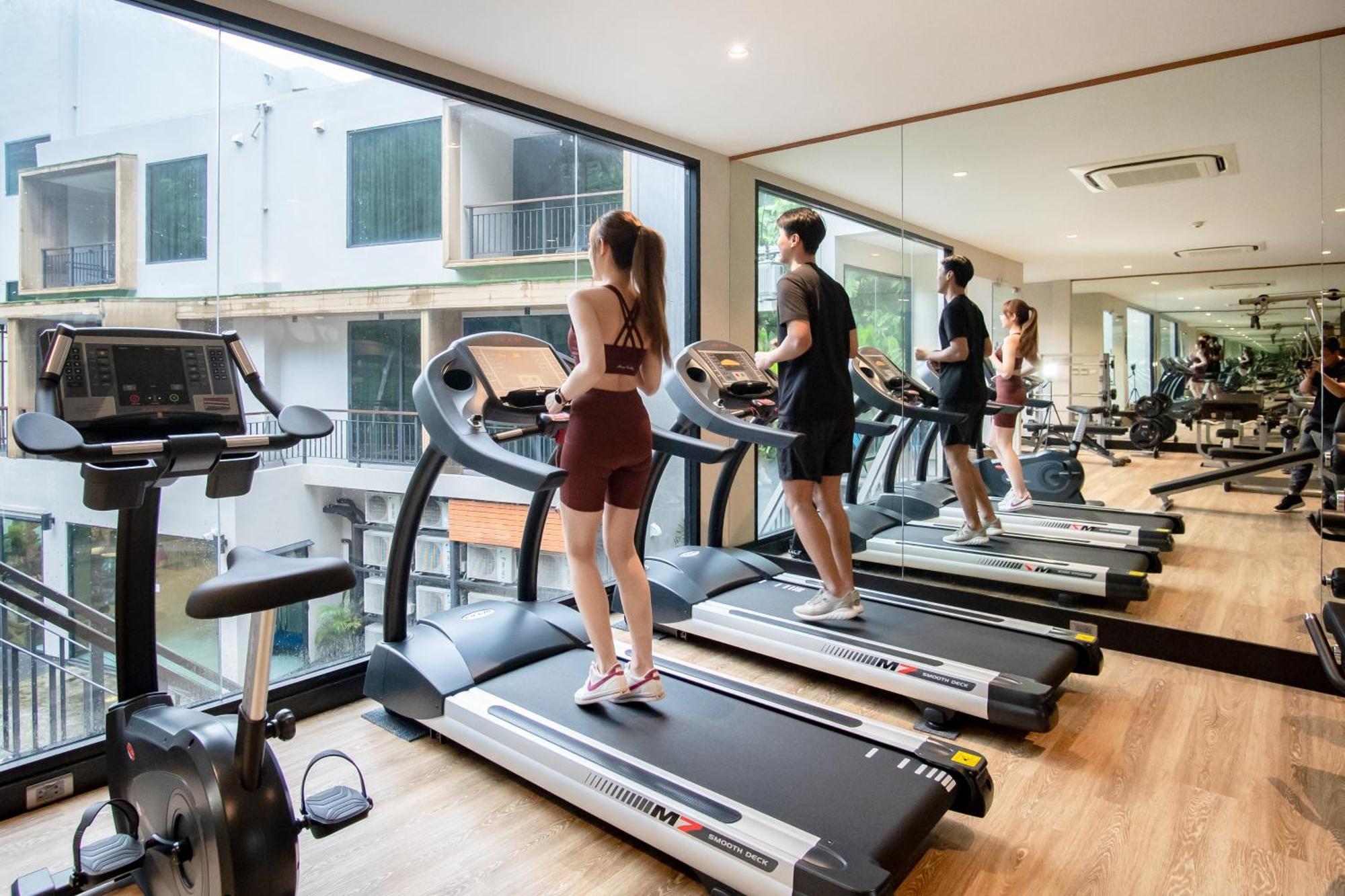 SKYVIEW Resort Phuket Patong Beach - SHA Extra Plus Exterior foto The gym at the University of Law, Birmingham