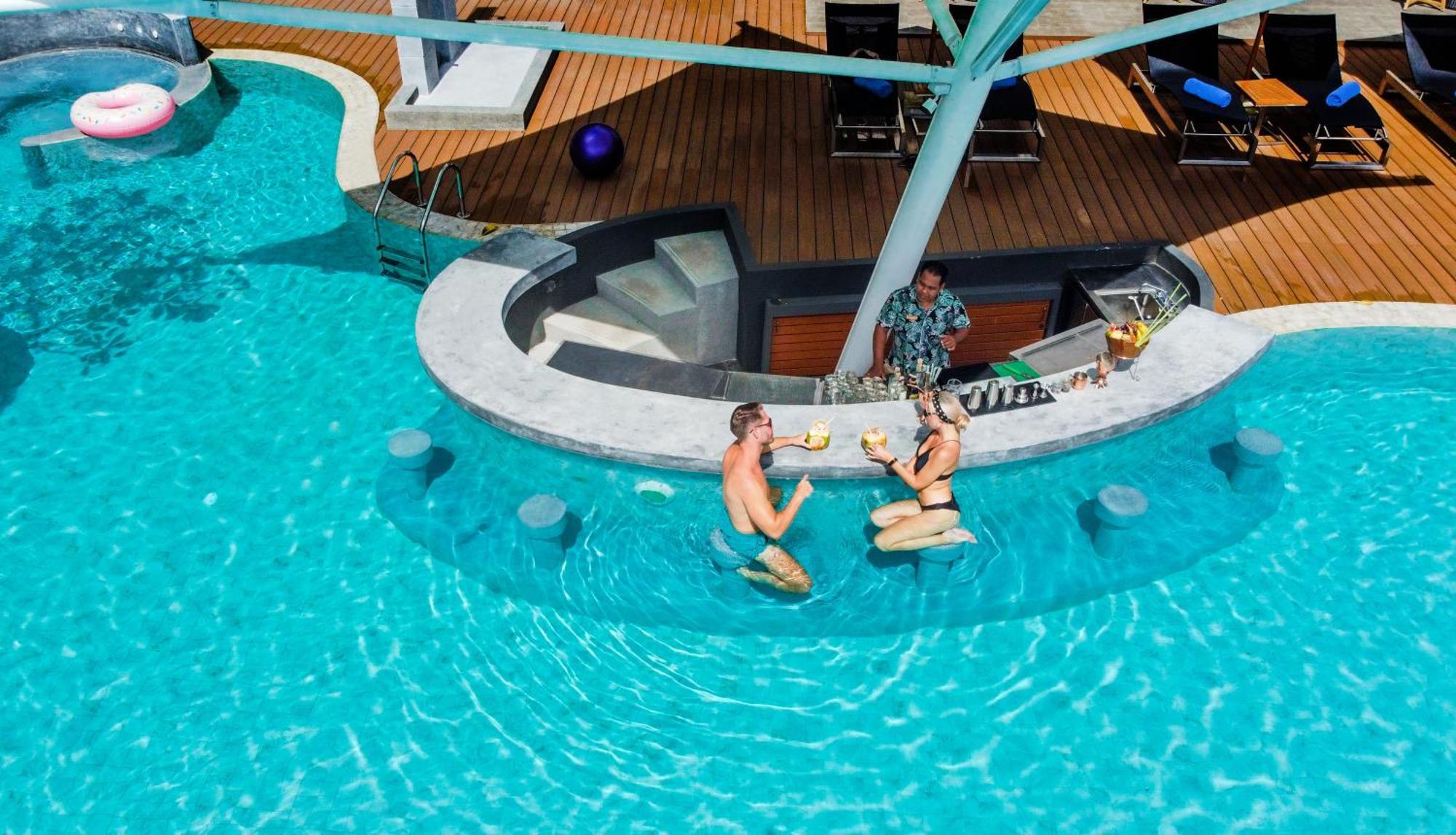 SKYVIEW Resort Phuket Patong Beach - SHA Extra Plus Exterior foto The swim-up bar at the hotel
