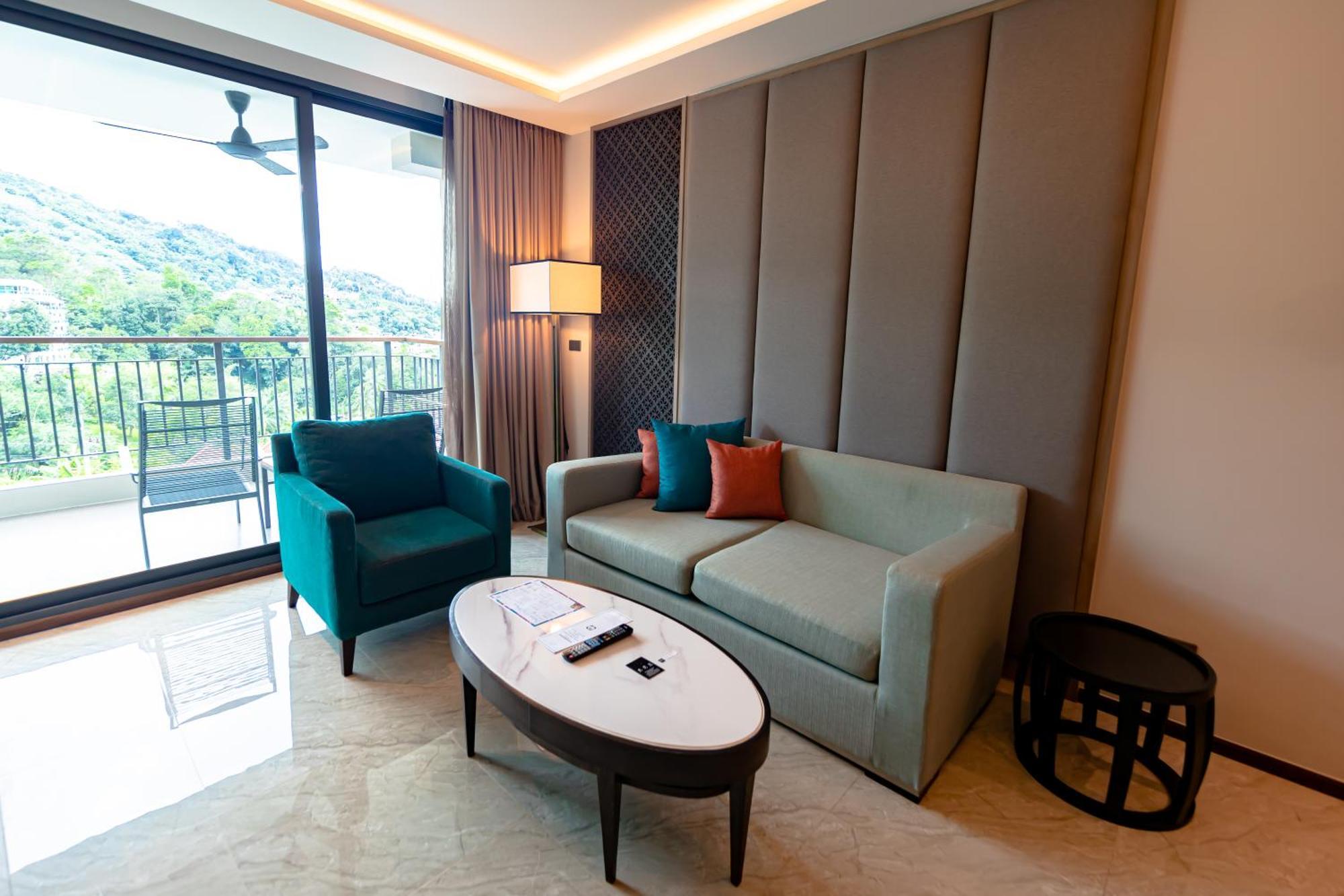 SKYVIEW Resort Phuket Patong Beach - SHA Extra Plus Exterior foto Living room of a suite