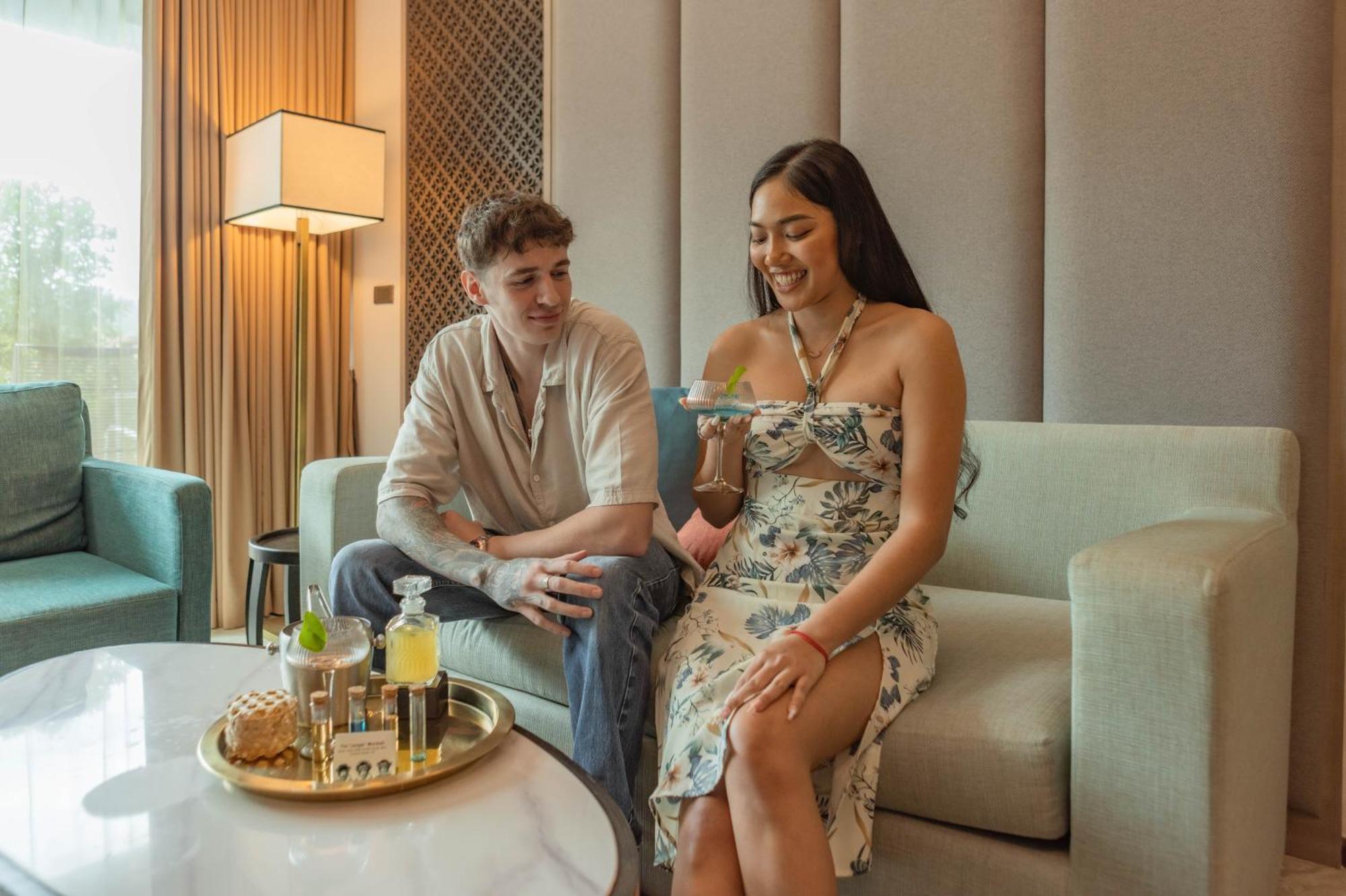 SKYVIEW Resort Phuket Patong Beach - SHA Extra Plus Exterior foto A couple at the hotel
