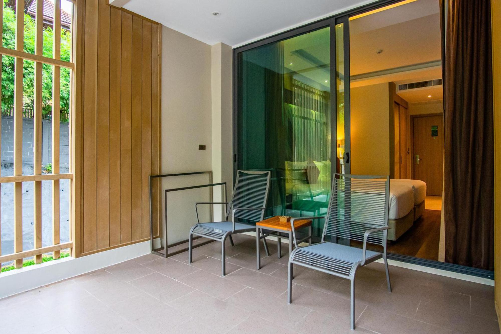 SKYVIEW Resort Phuket Patong Beach - SHA Extra Plus Exterior foto A balcony at a hotel